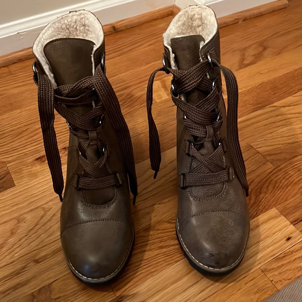 Universal Thread Lace up Boot